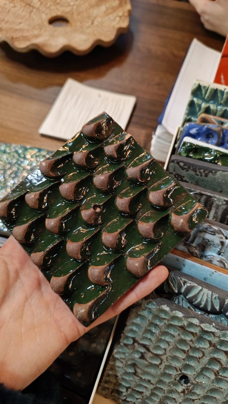 Échantillon de céramique vernissée verte, façonnée à la main